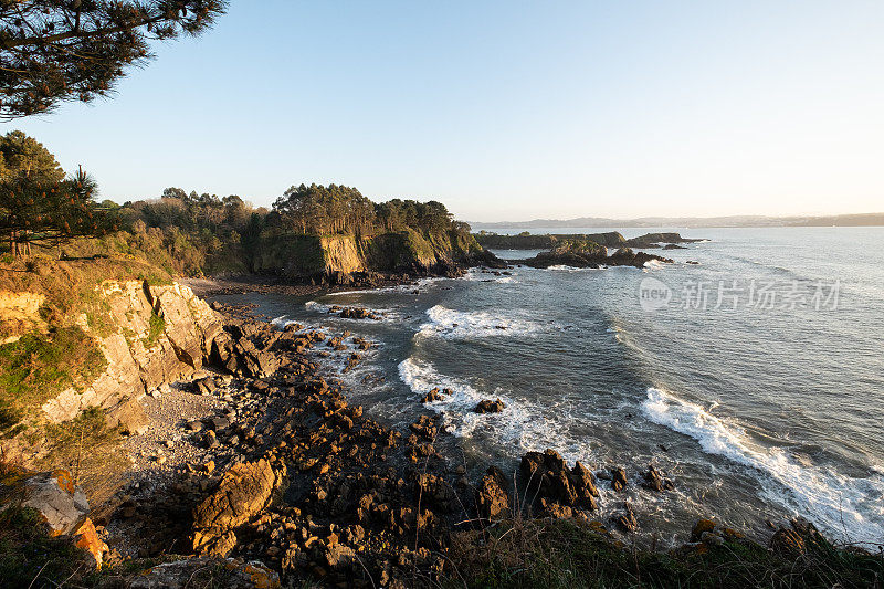 Ría de Betanzos海岸的悬崖。